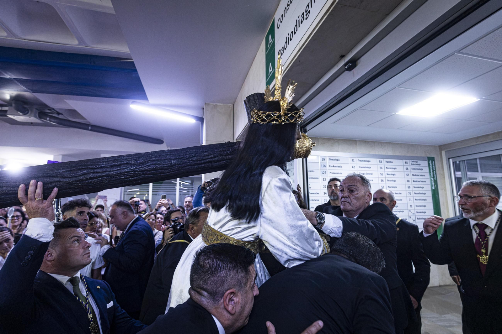 Las imágenes de la histórica visita del Nazareno de Santa María al hospital Puerta del Mar de Cádiz