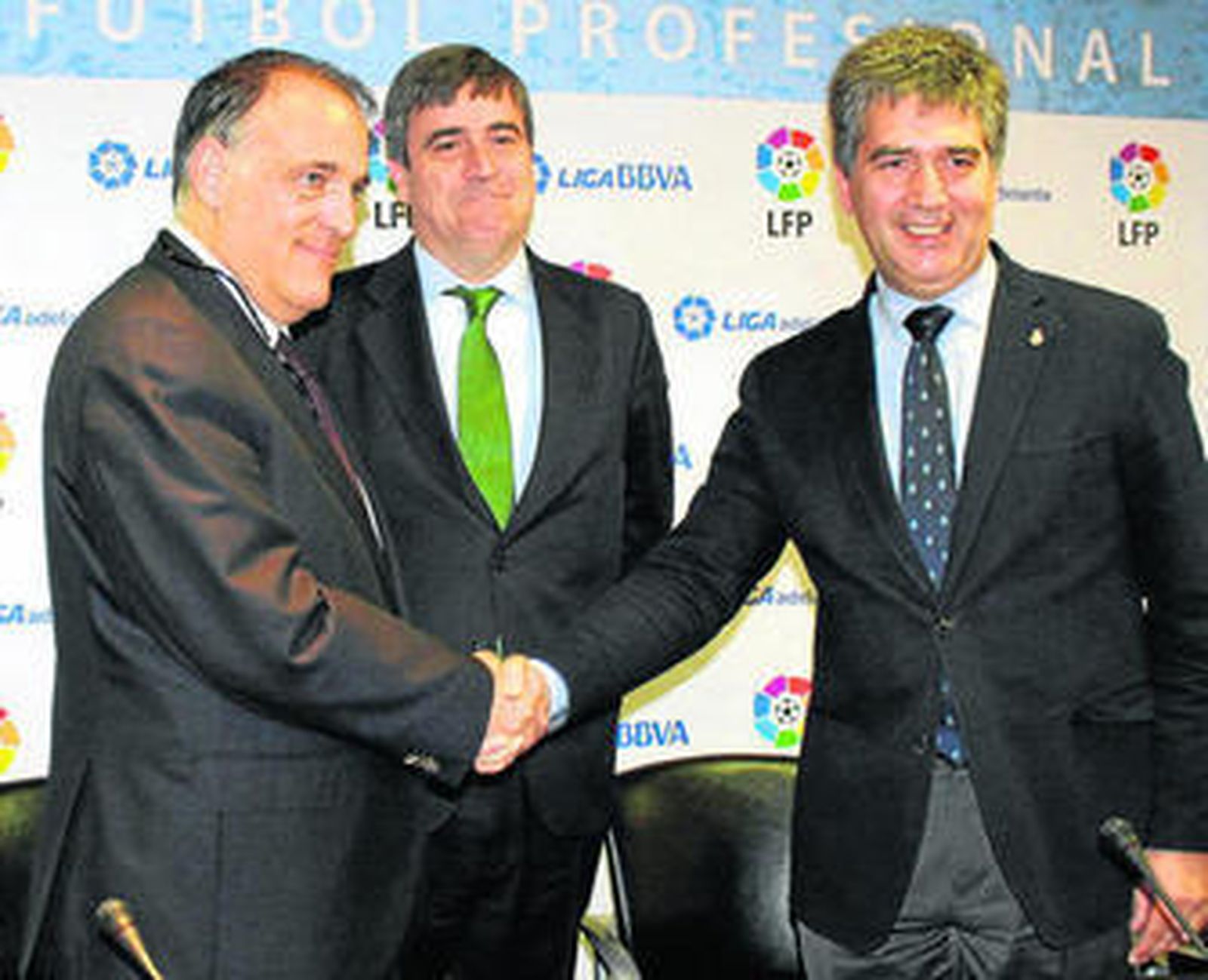 Javier Tebas, presidente de la LFP, junto al director general de la Policía, Ignacio Cosidó, con Miguel Cardenal detrás.