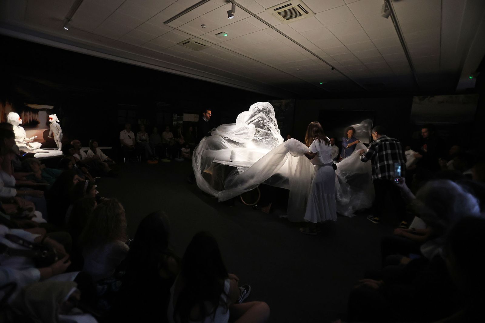 Imágenes de la clausura de la exposición 'Ídolos. Miradas milenarias desde el extremo suroccidental de Europa'