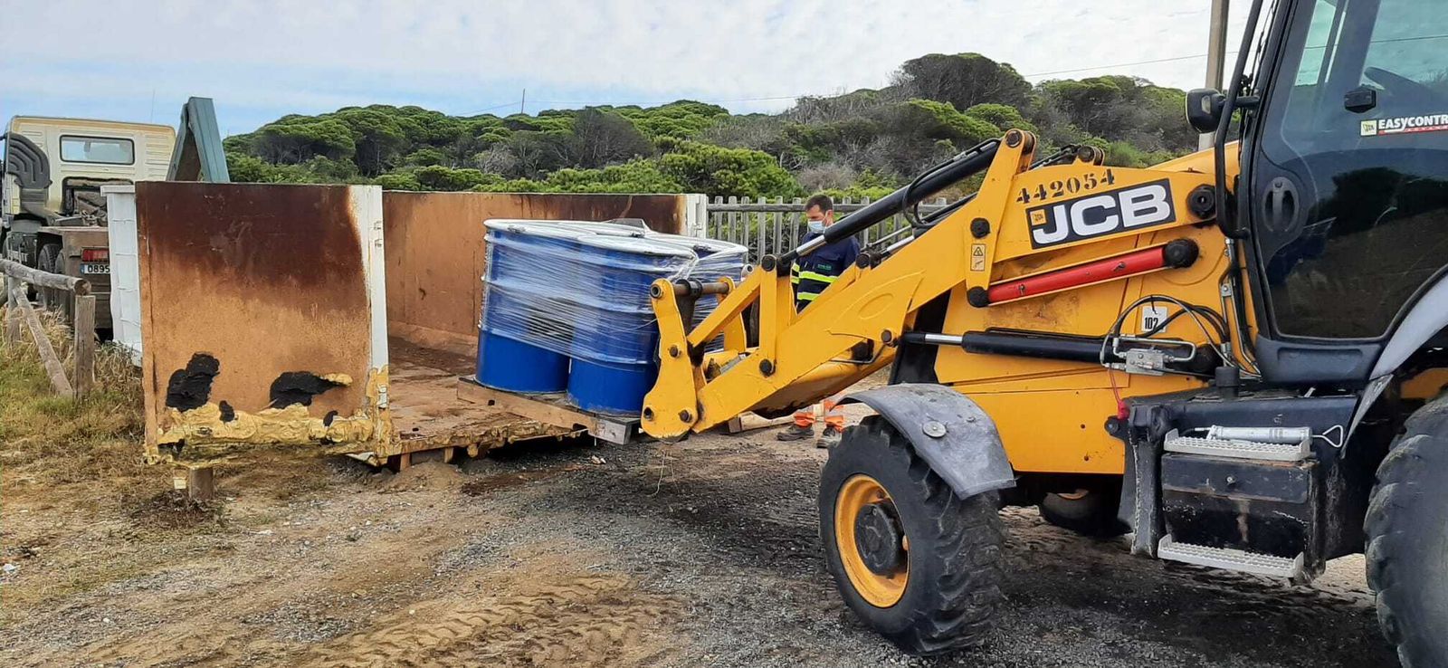 Retirada de los bidones recogidos en las playas de Matalascañas y Mazagón.
