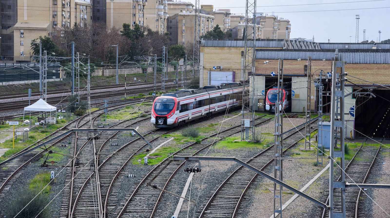 Imagen de archivo de las vías de tren en las inmediaciones de la estación de Santa Justa de Sevilla.
