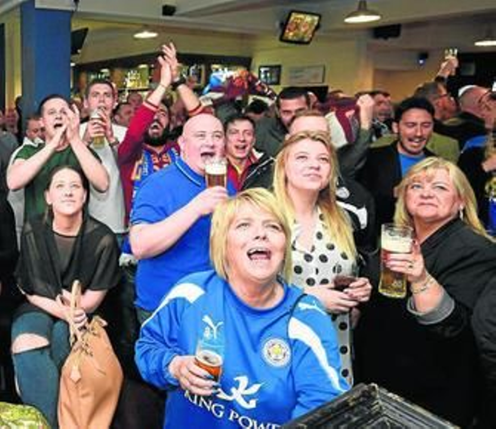 Aficionados del Leicester atienden en un pub la retransmisión del Chelsea-Tottenham disputado ayer.