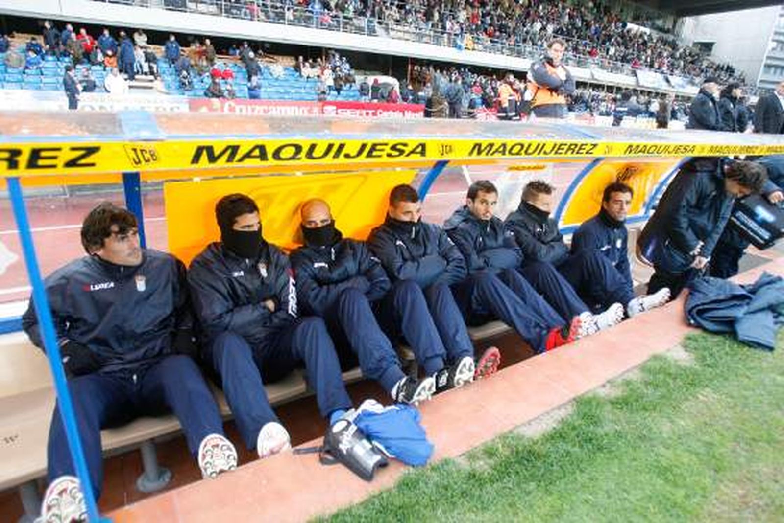 El intenso frío que asoló ayer Chapín se hizo notar en la grada y en el propio banquillo del Deportivo. 

Foto: Pascual