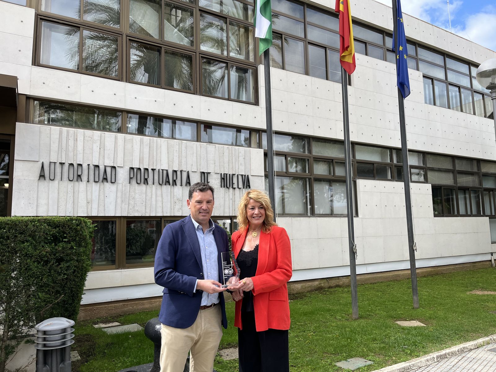 El presidente del Puerto de Huelva y la alcaldesa con el premio 'Working with Nature' otorgado al puerto.