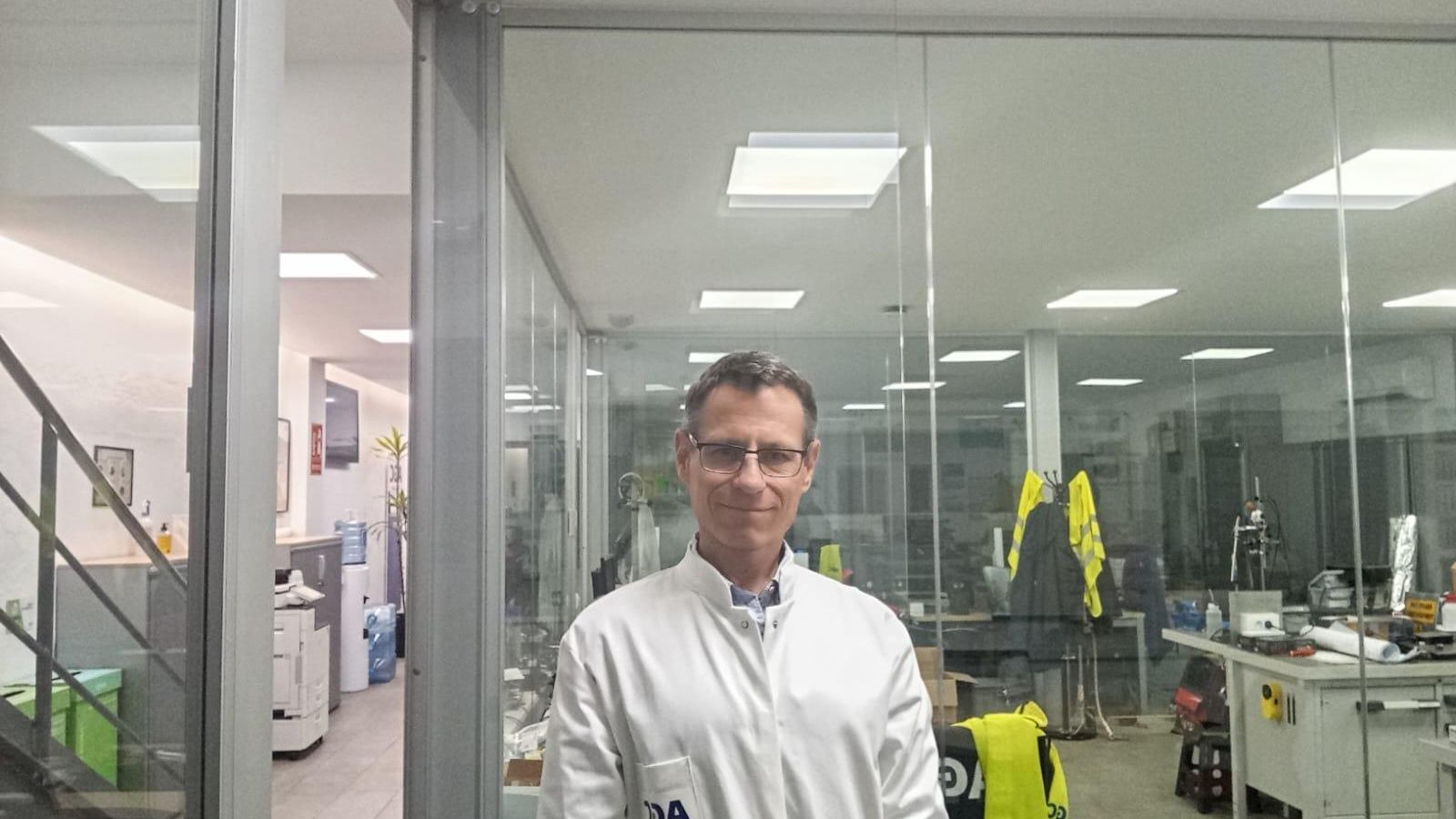 El gaditano Nacho Jones, en su puesto de trabajo de Malgrat de Mar (Barcelona).