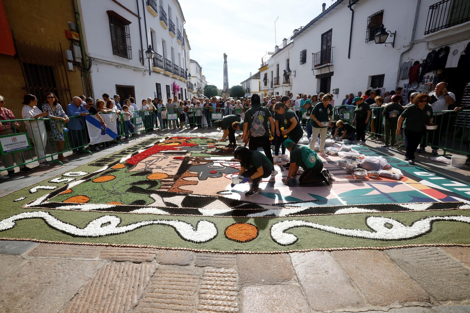 Las imágenes de la espectacular alfombra floral inspirada en Romero de Torres