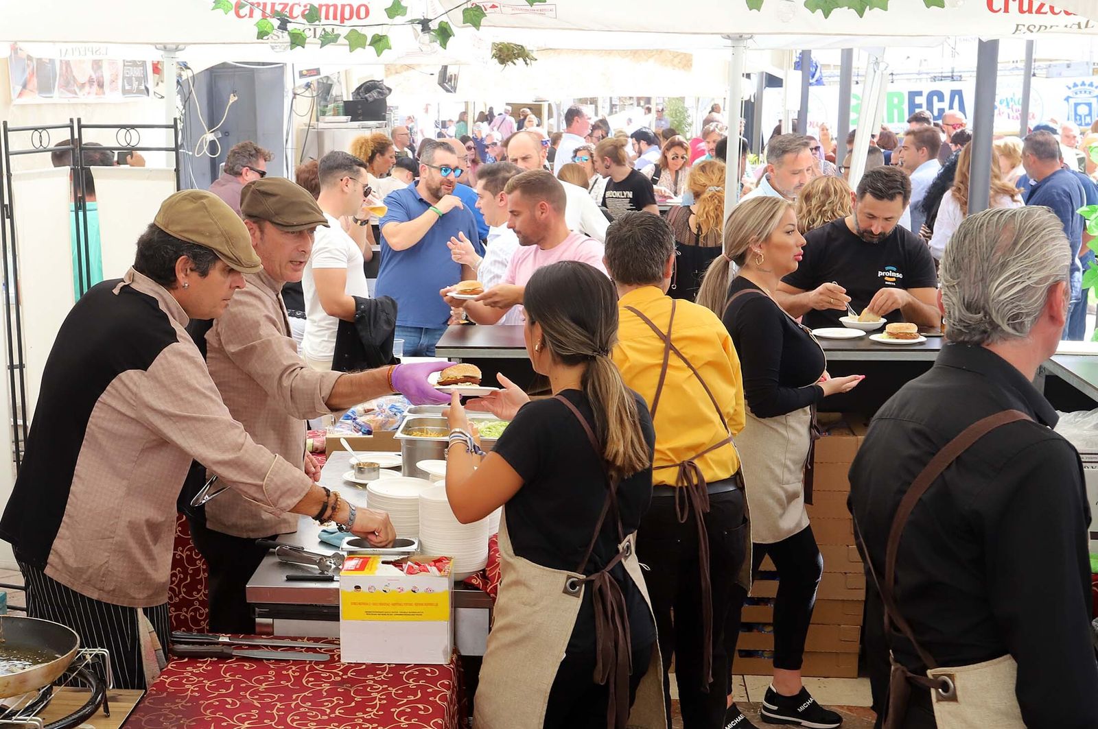 Imágenes del gran ambiente en el segundo día de la Feria de la Tapa