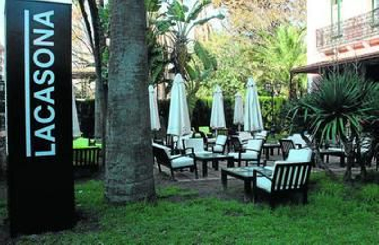 Jardín de La Casona, con su fachada mirando a la céntrica Alameda Sumdheim.