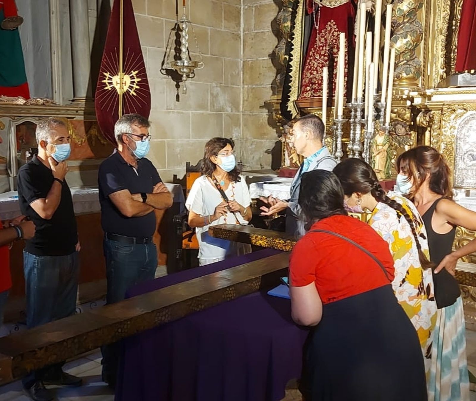 La investigadora, con el concejal y el director del Museo, entre otros, en la Basílica con la cruz.