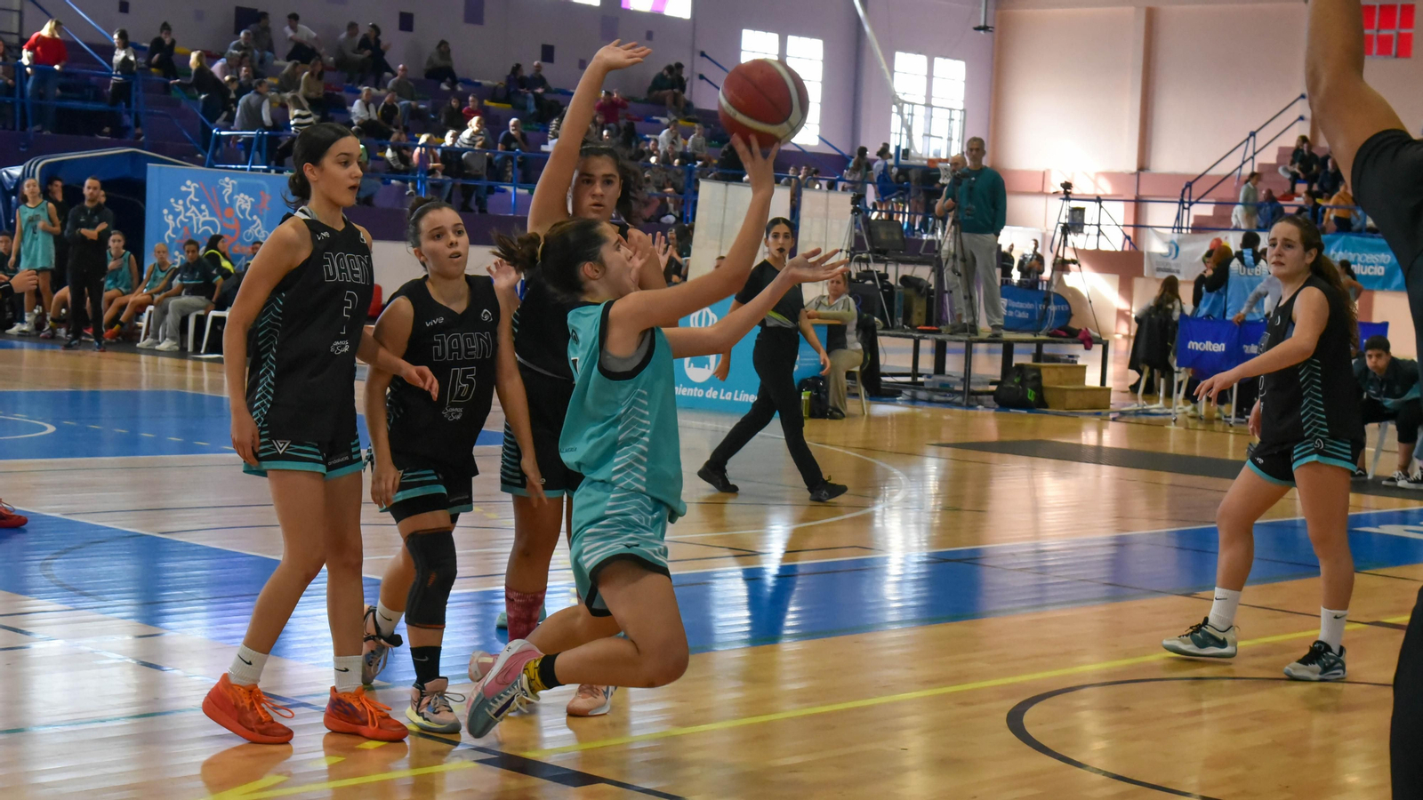 Las fotos de la ultima jornada del Andaluz infantil femenino de baloncesto en La Línea