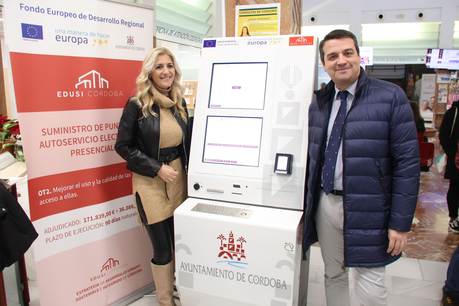 Lourdes Morales y José María Bellido presentan el cajero.