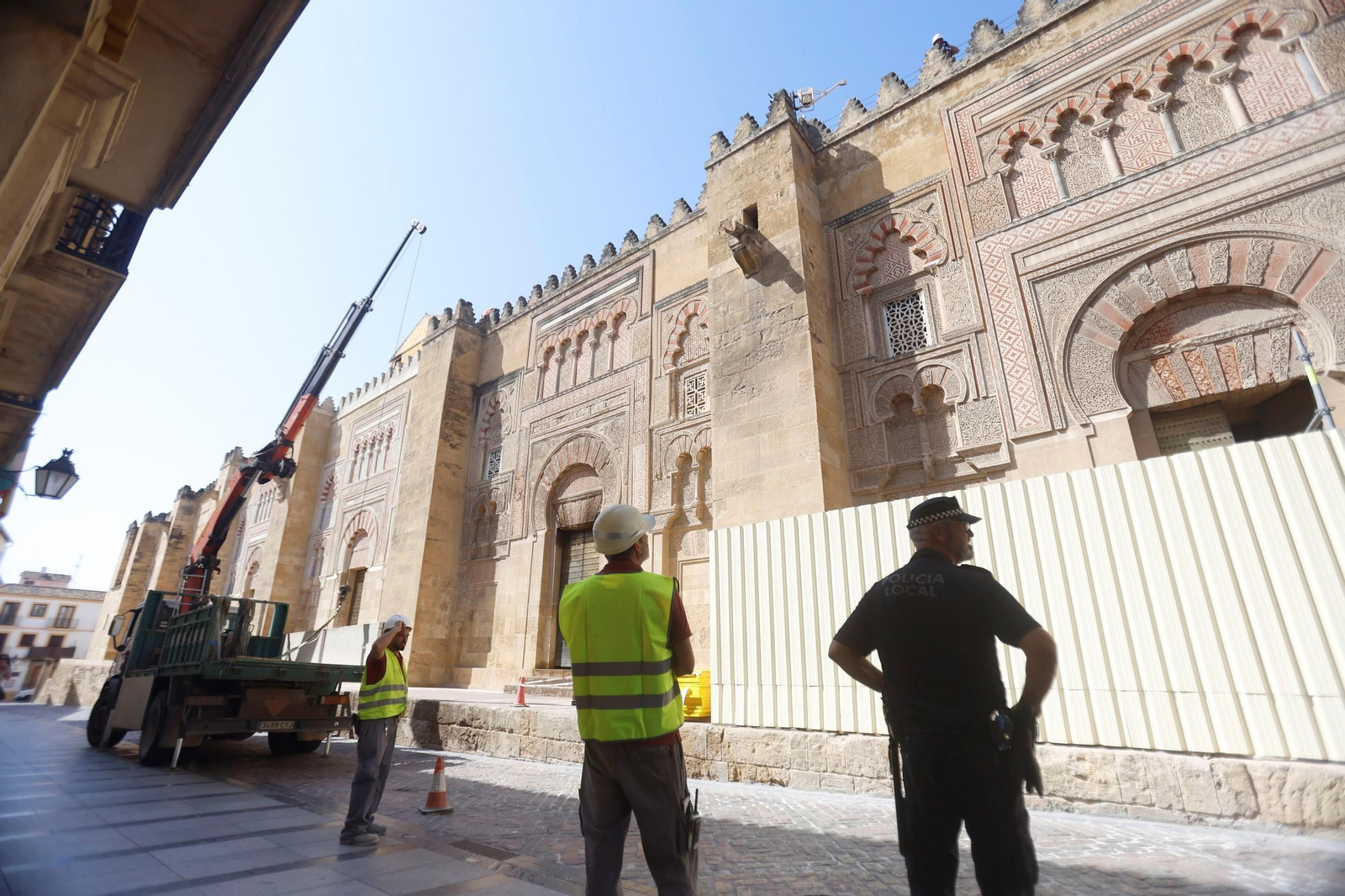 Un policía local en el exterior de la Mezquita-Catedral