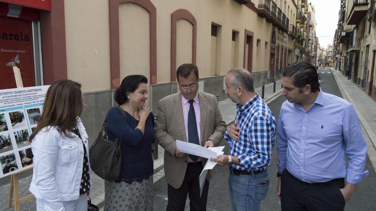 El concejal Juan Carlos Cabrera durante la visita a la calle Trastamara.