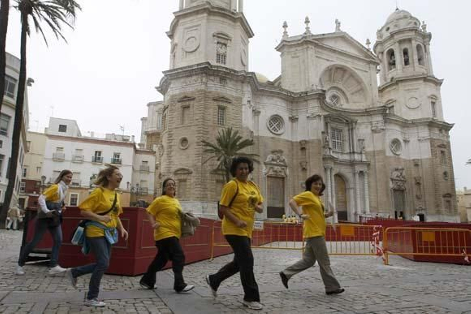 La plaza de San Juan de Dios ha sido el punto de partida de esta tercera edición de la prueba, en la que participan 110 grupos

Foto: Jose Braza