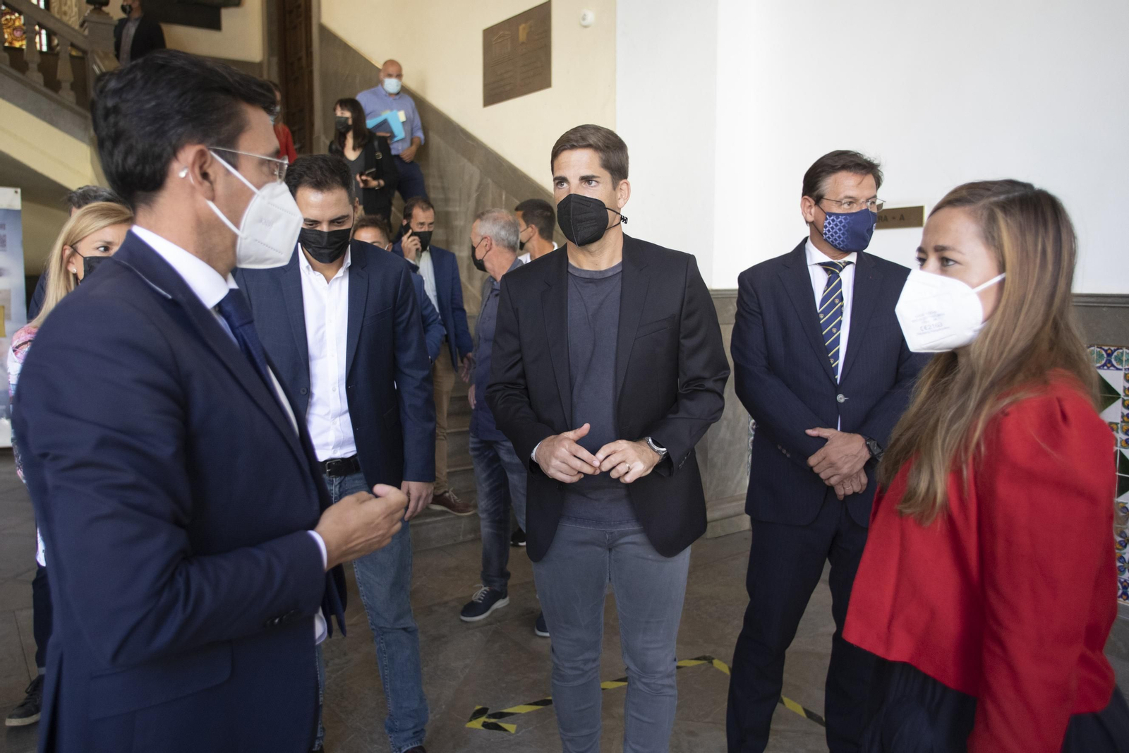 Paco Cuenca y Patricia Rodríguez conversan en presencia, entre otros, de Robert Moreno