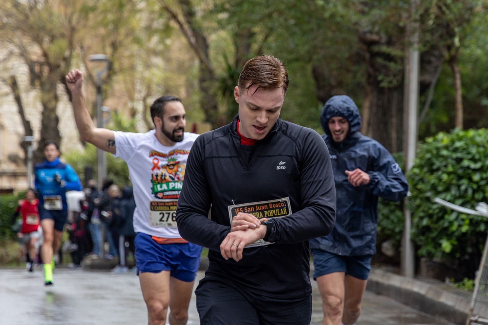 En imágenes: la lluvia no frena a más de un millar de corredores en la V Carrera Popular del IES San Juan Bosco (1)