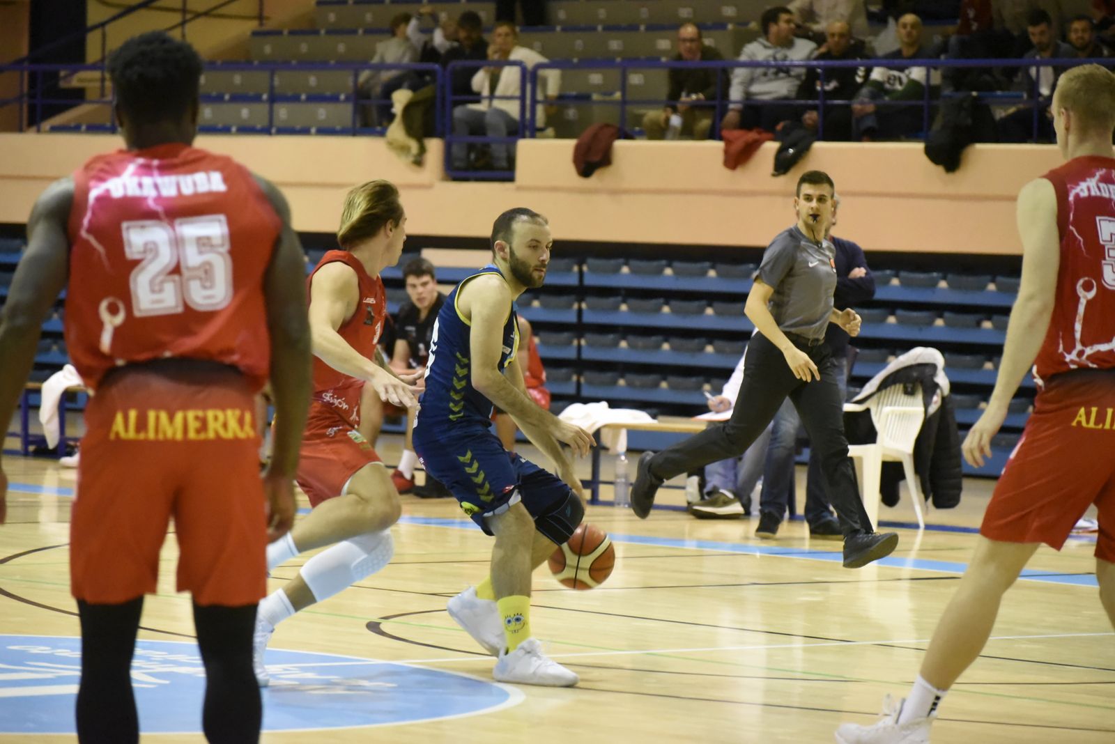 El base linense Miki Ortega dirige un ataque de Udea Algeciras ante Gijón