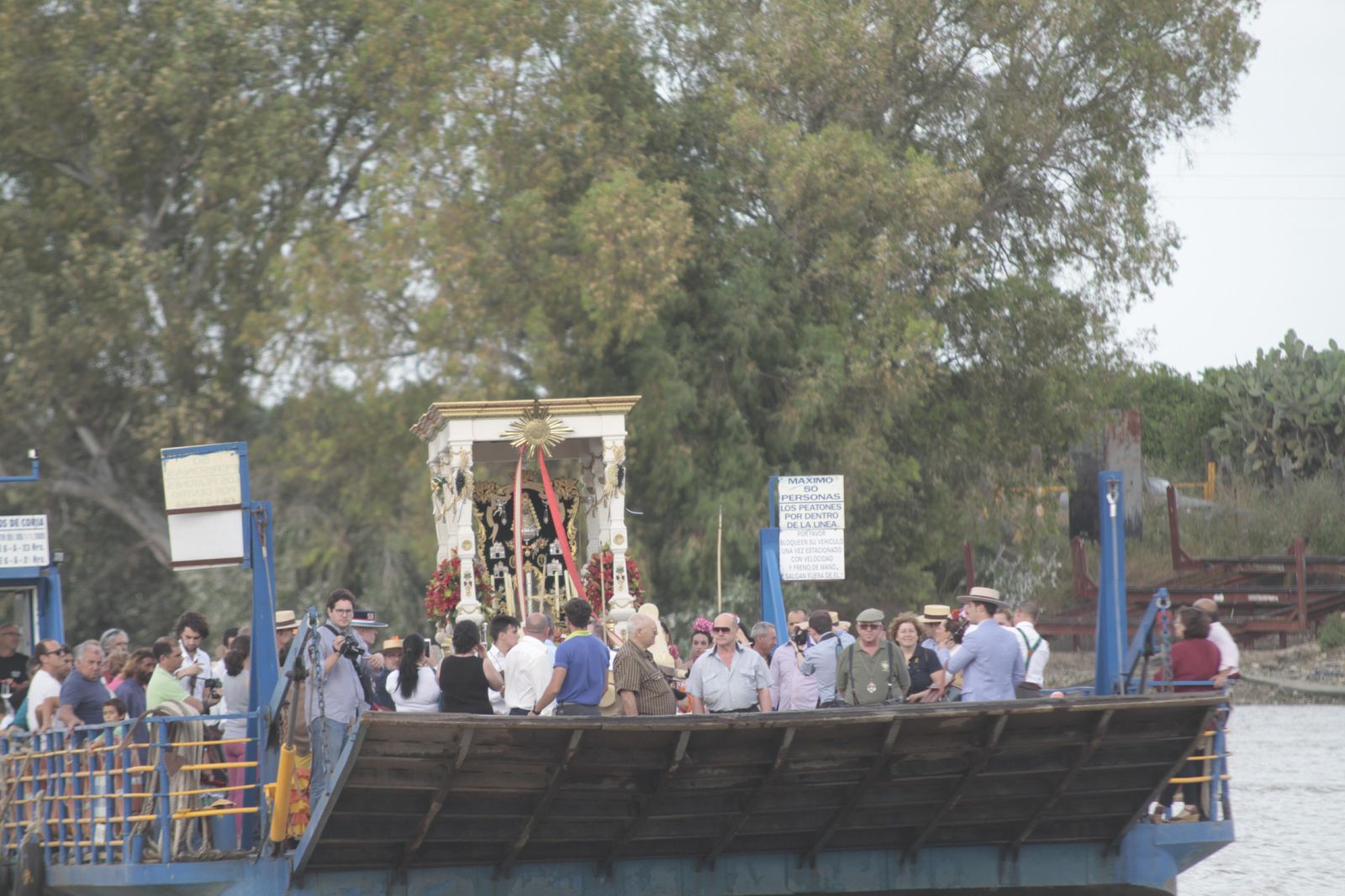 Hermandades cruzando el río Guadalquivir por Coria, en imágenes