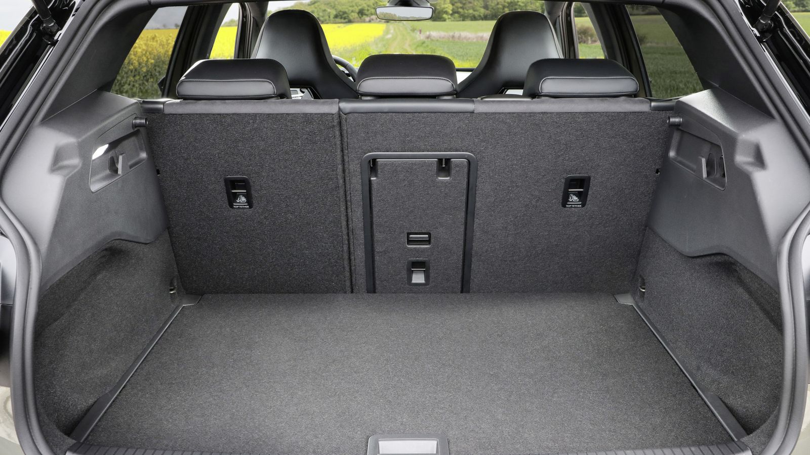 El maletero mantiene su capacidad de 385 litros con. el ocultaequipajes como tope y 1.267 litros si se abaten los respaldos posteriores.