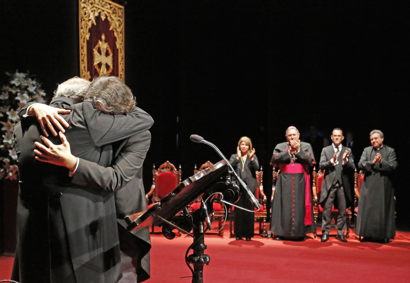 El presentador, hermano del pregonero, se abrazó a él en cuanto terminó de pregonar la Semana Santa.