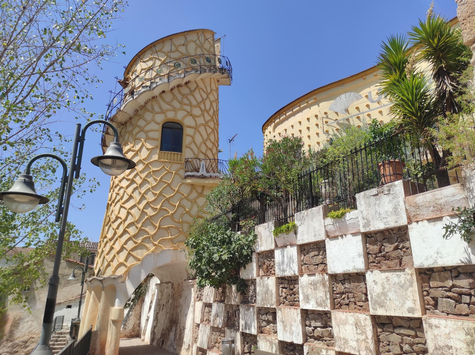 Disfruta de un paseo a orillas del río Guadalimar lleno de arte y rincones únicos.