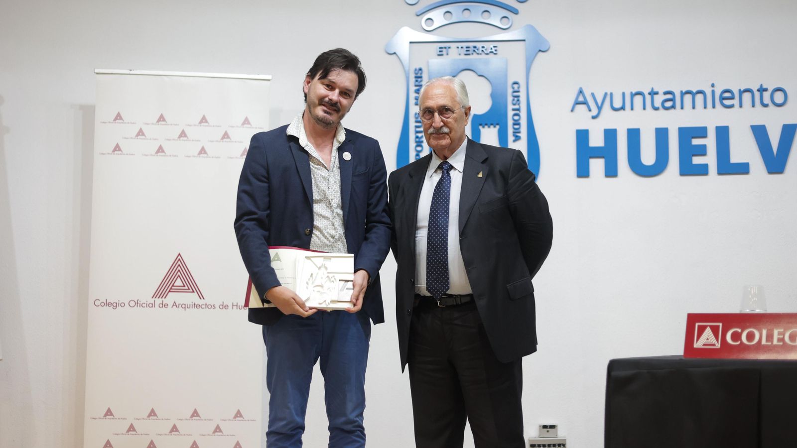 Carlos Gómez Sos recoge el premio.