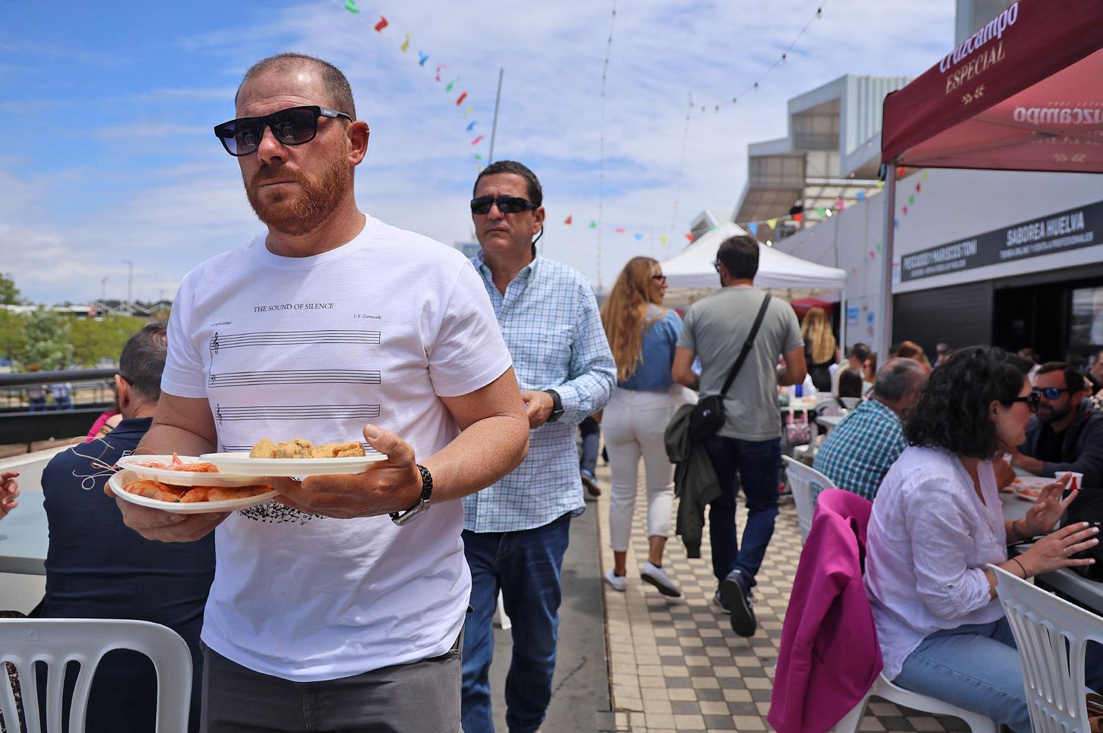Imágenes del ambiente en la Feria de la Gamba y el Marisco de Huelva