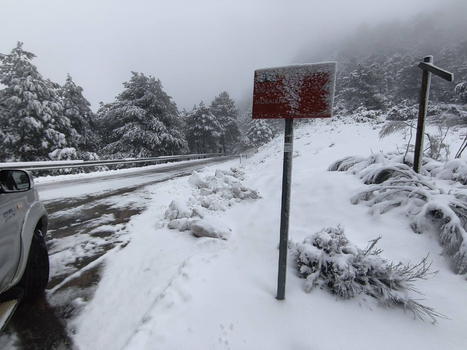 Postales de invierno: la nieve cubre Segura de la Sierra, el pueblo con el castillo más alto de Jaén, en imágenes