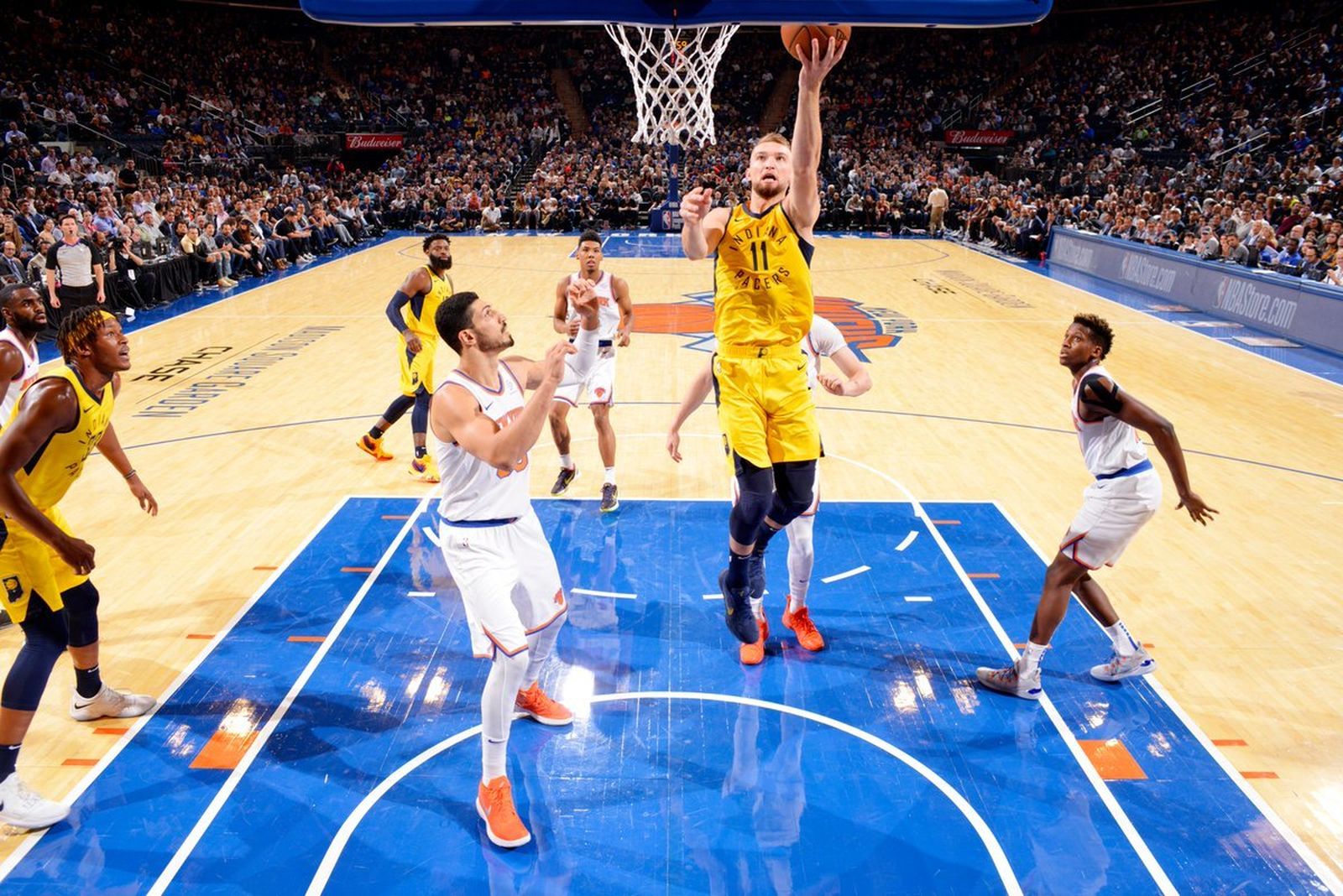 Domas Sabonis entra a canasta.