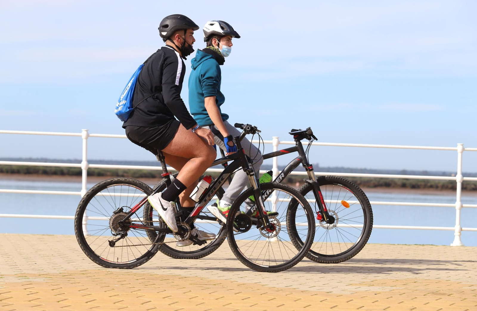 El buen tiempo del sábado llena de onubenses el Paseo de la Ría
