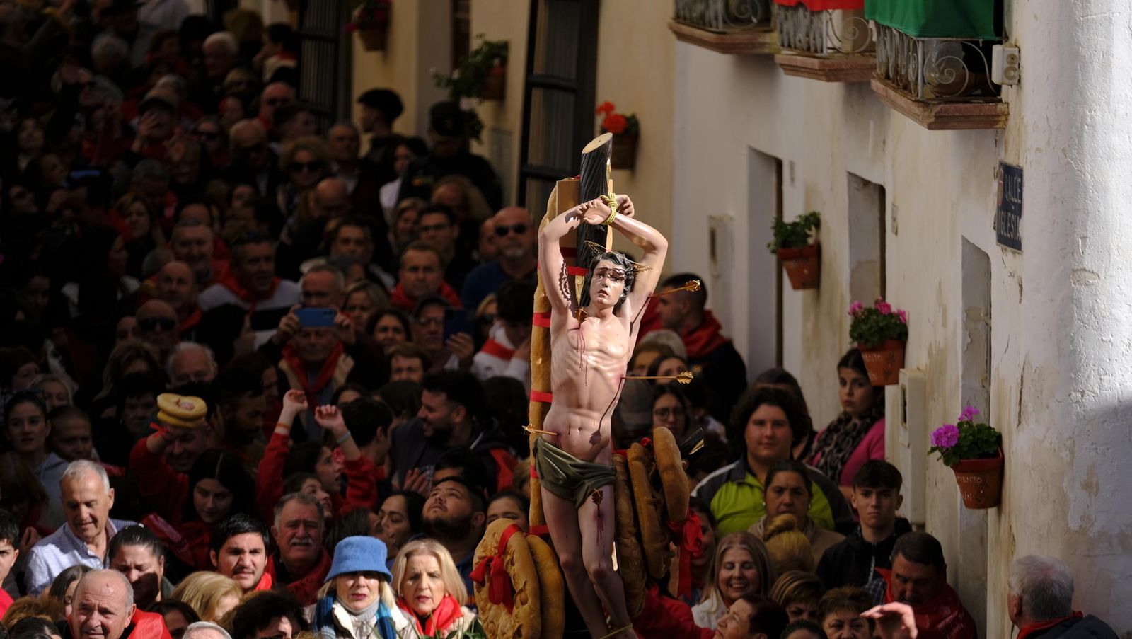 Procesión de San Sebastián y tirada de roscos en Lubrín, en imágenes