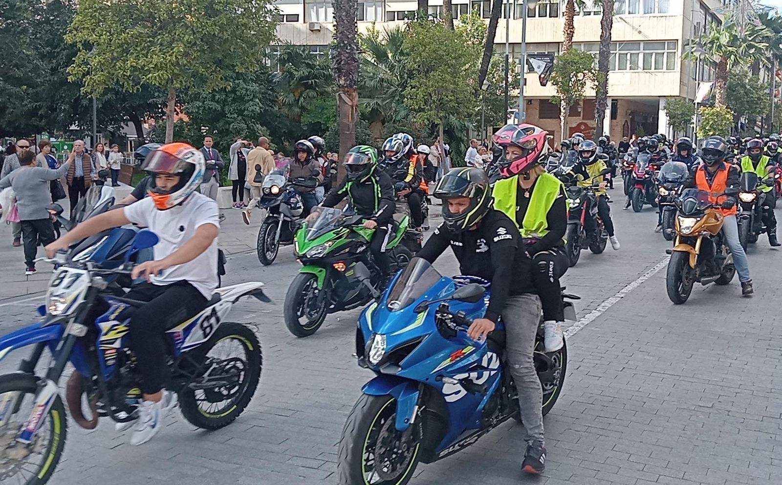 Imágenes de la concentración motera en memoria de Hugo Millán por las calles de Huelva