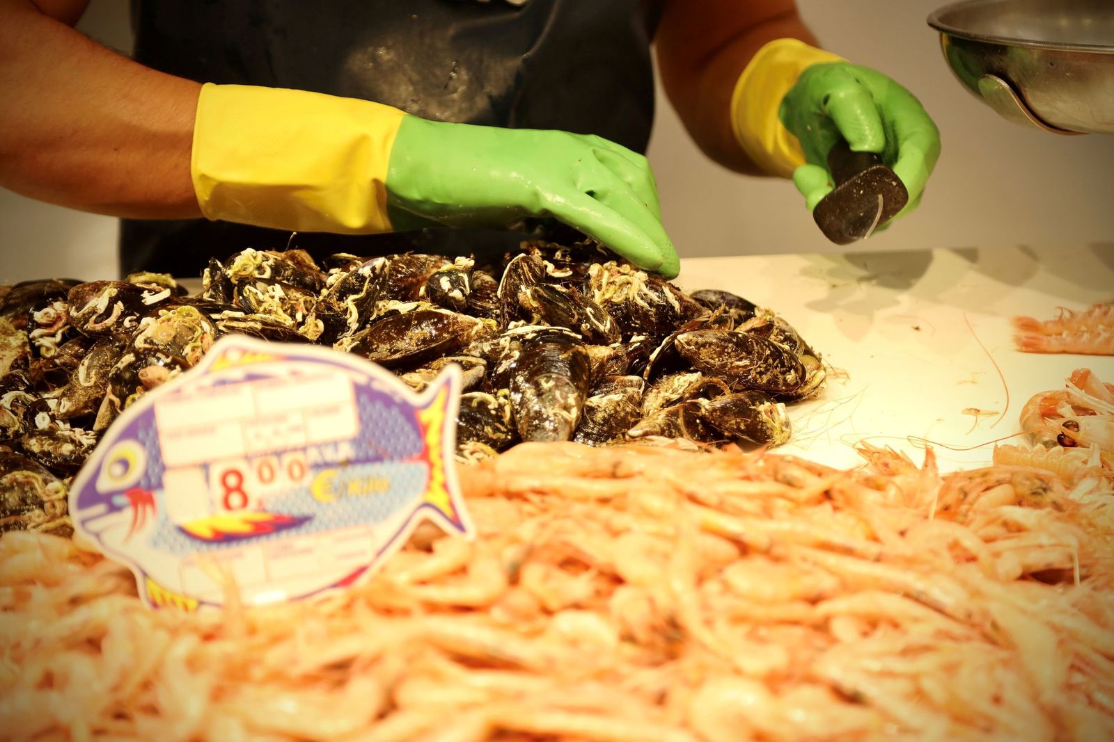 Un pescadero manipula unos mejillones