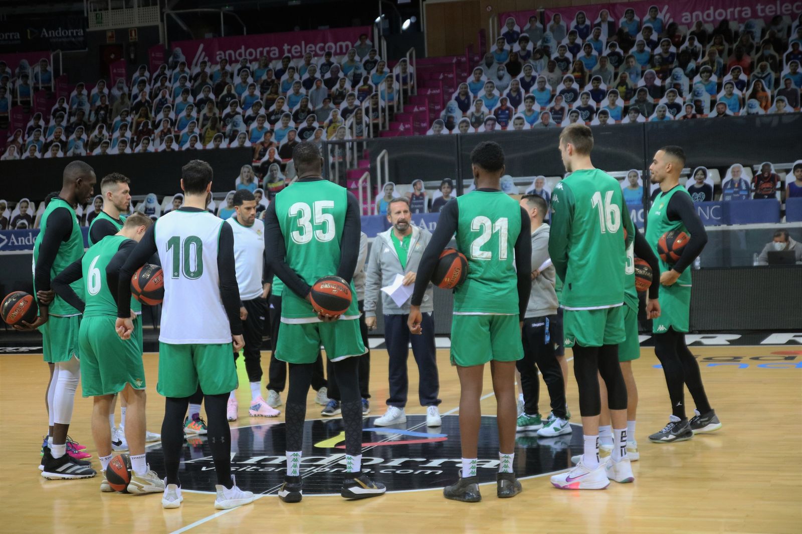 Plaza da instrucciones a sus jugadores tras la última sesión, ya en Andorra.