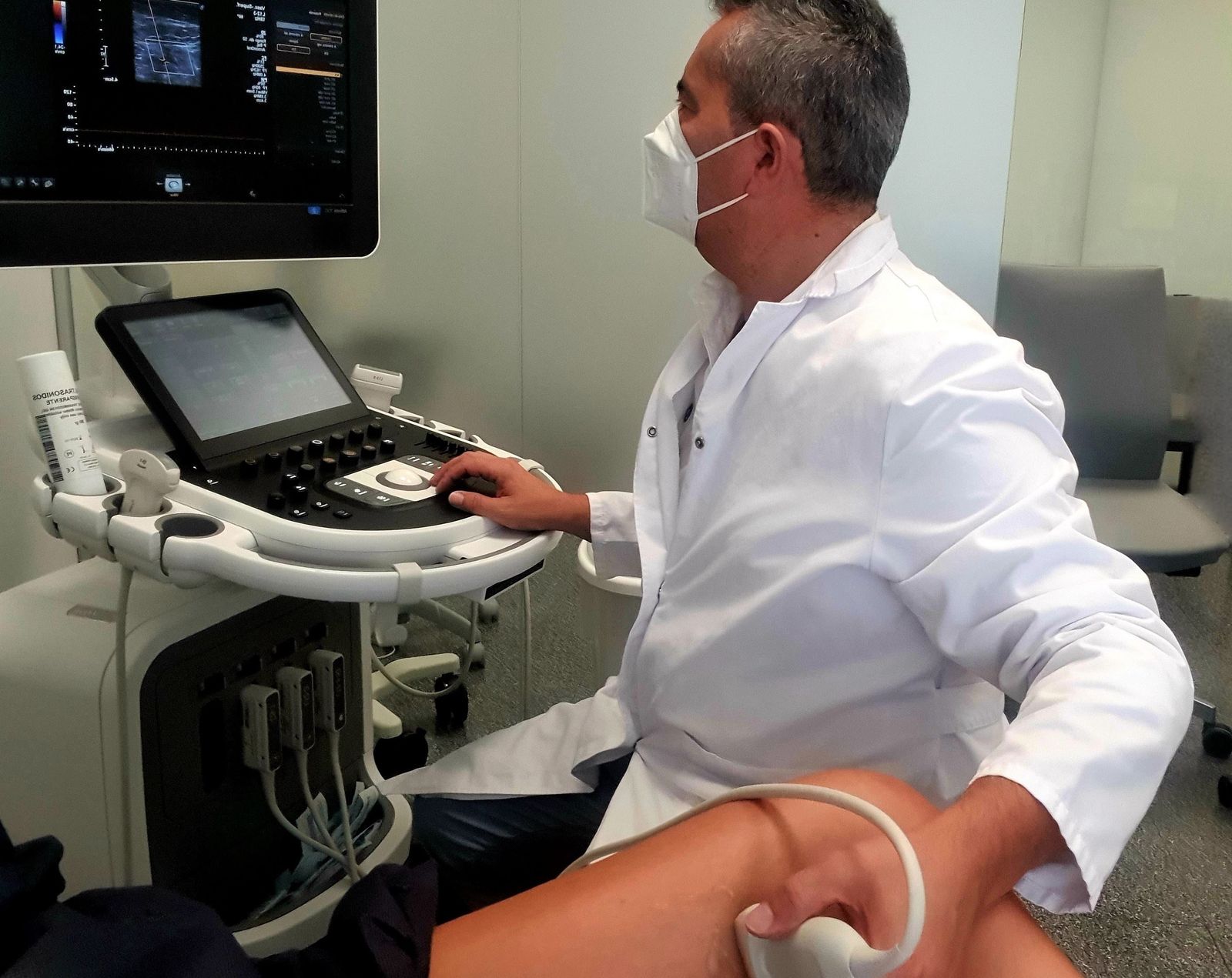 El doctor Sánchez Maestre realiza una eco-doppler a una paciente.
