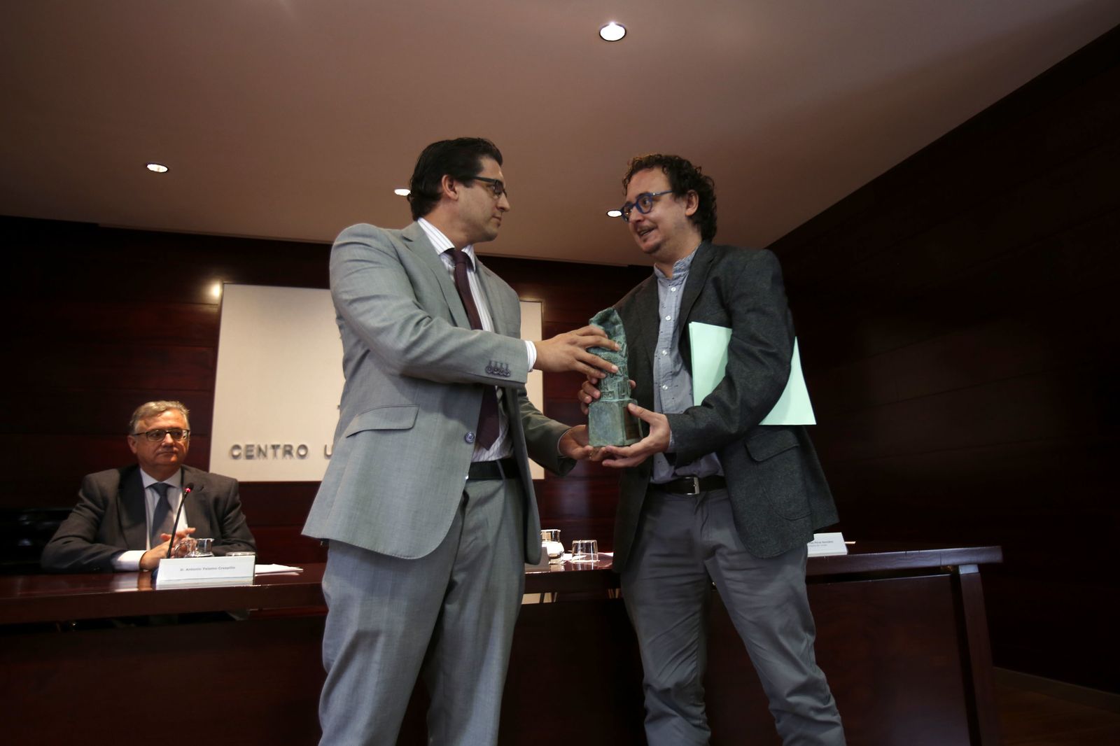 Cristóbal González Montilla recibe el galardón que le acredita como ganador de la XXXII edición. /Lourdes de Vicente