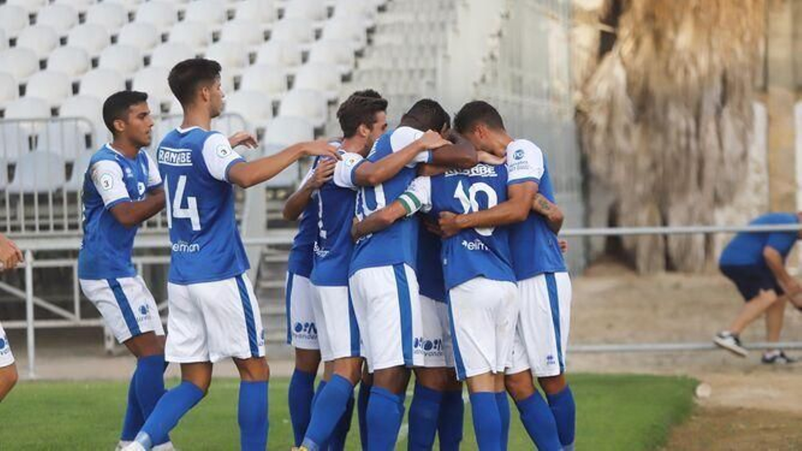 Los jugadores del Xerez DFC celebran uno de sus cinco goles al Antoniano en su última cita liguera en el Pedro Garrido.