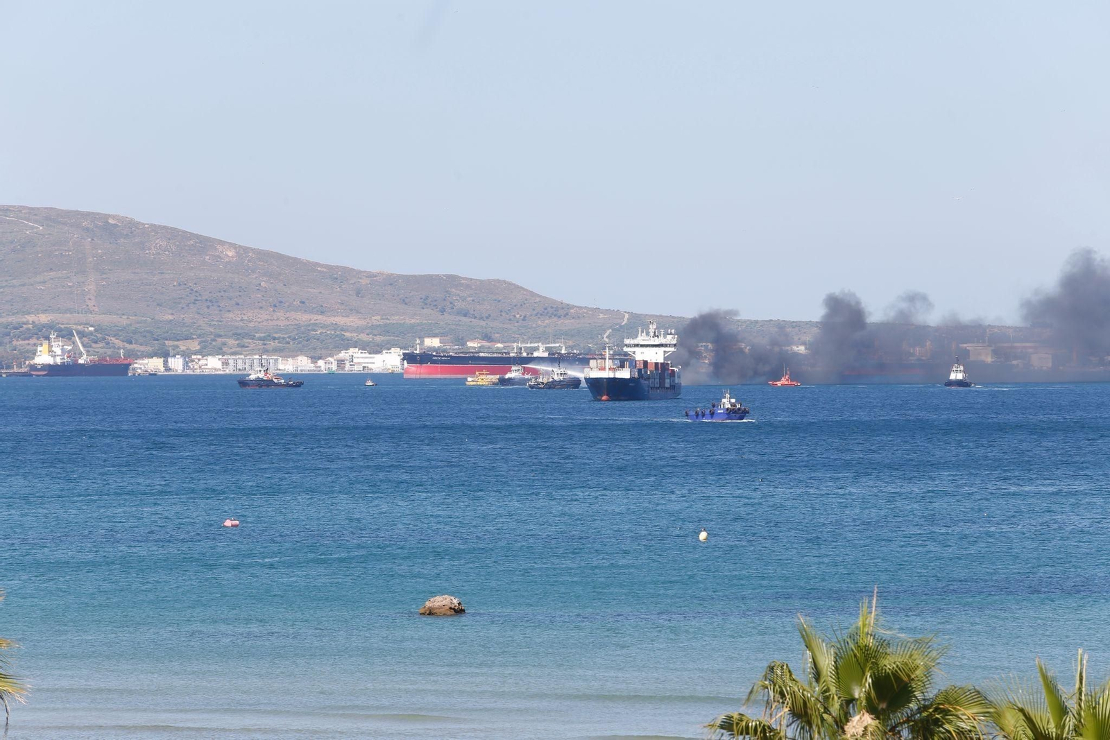 Fotografías desde la costa del incendio de un embarcación de la bahía de Algeciras