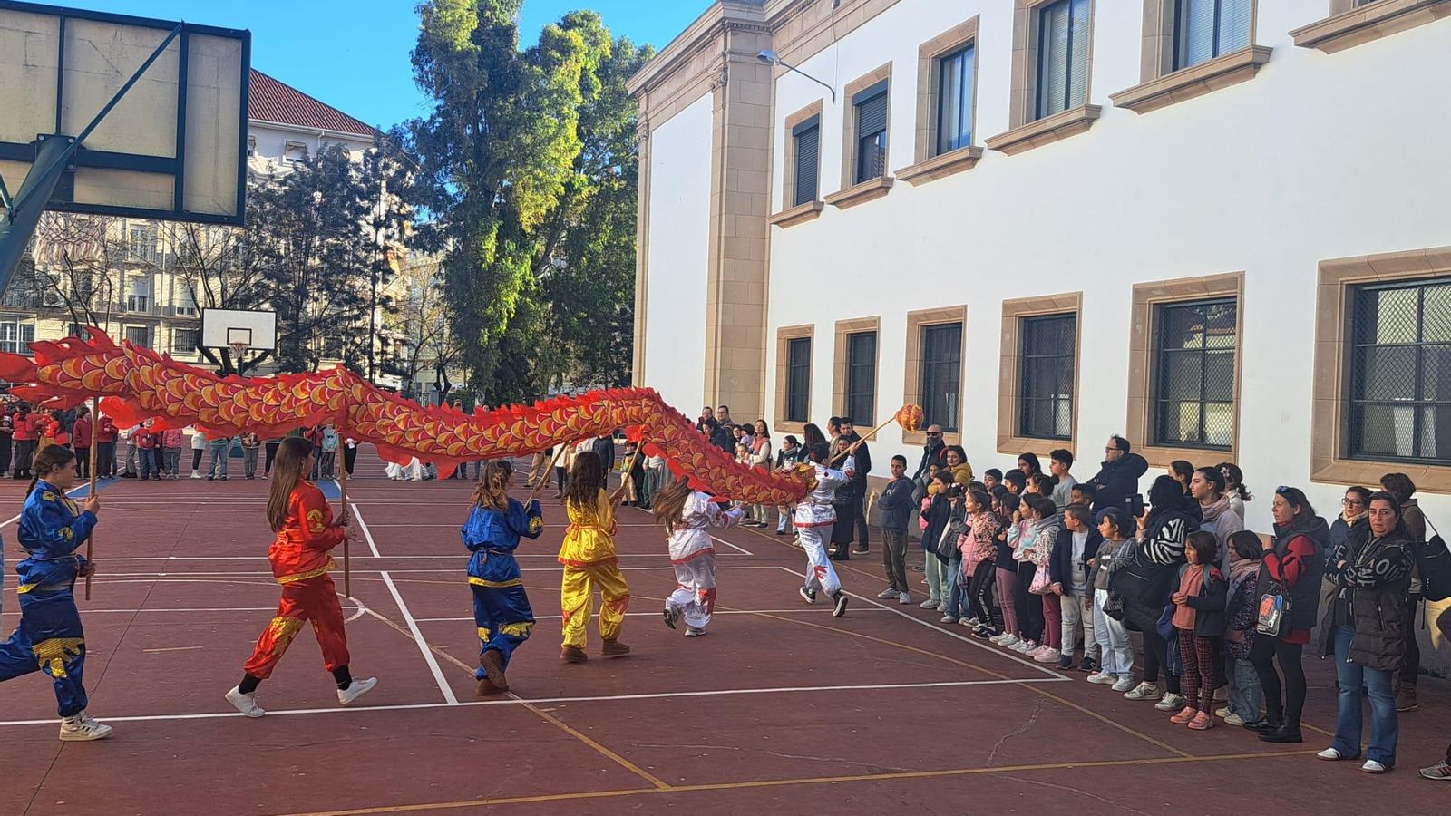La cabalgata realizada en el patio del Coloma.