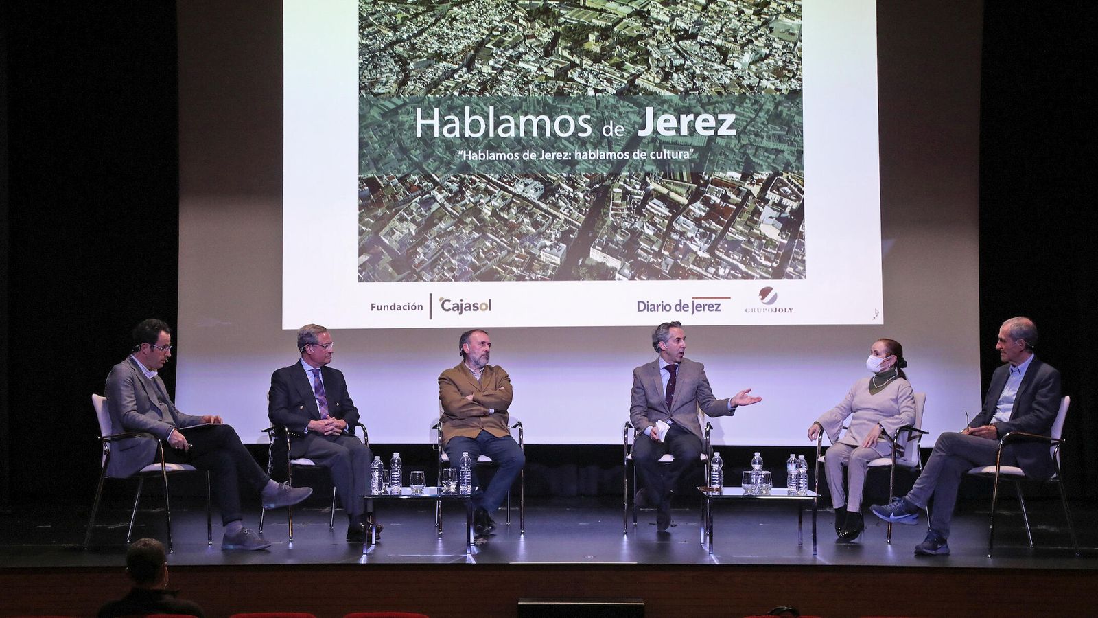 Un momento del debate, en el Teatro Cajasol.