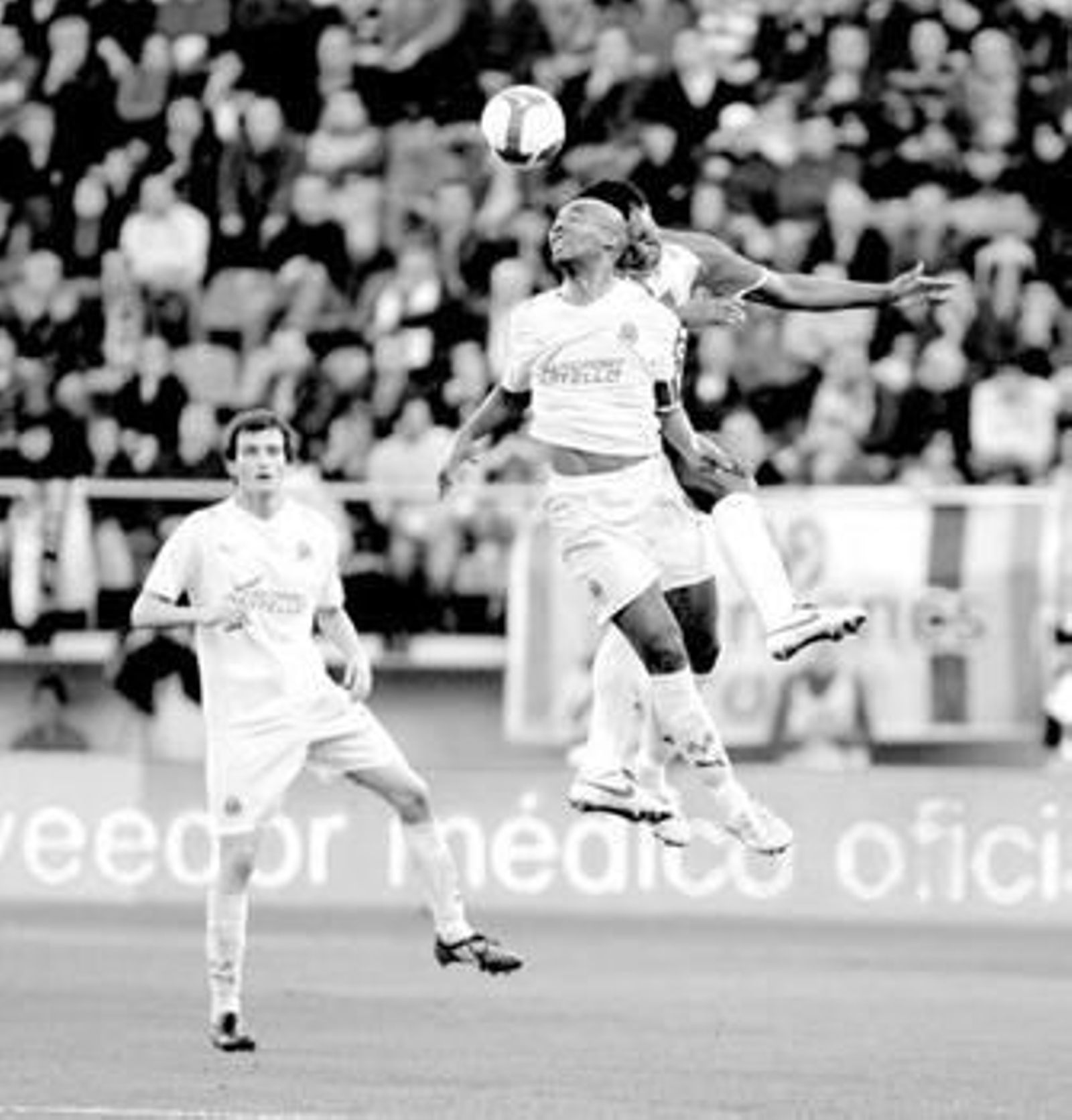 Marcos Senna pugna con Kalu Uche por un balón.