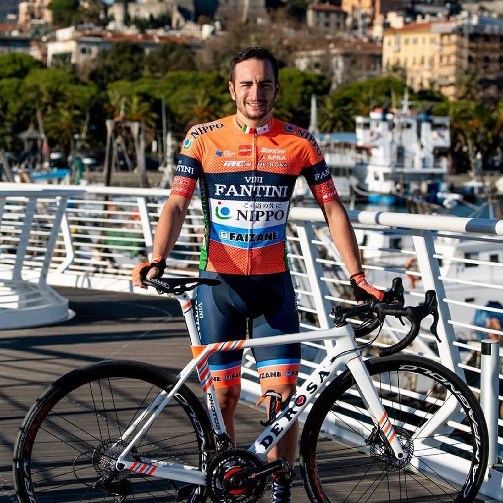 Juanjo Lobato posa con el maillot de su equipo para 2019.