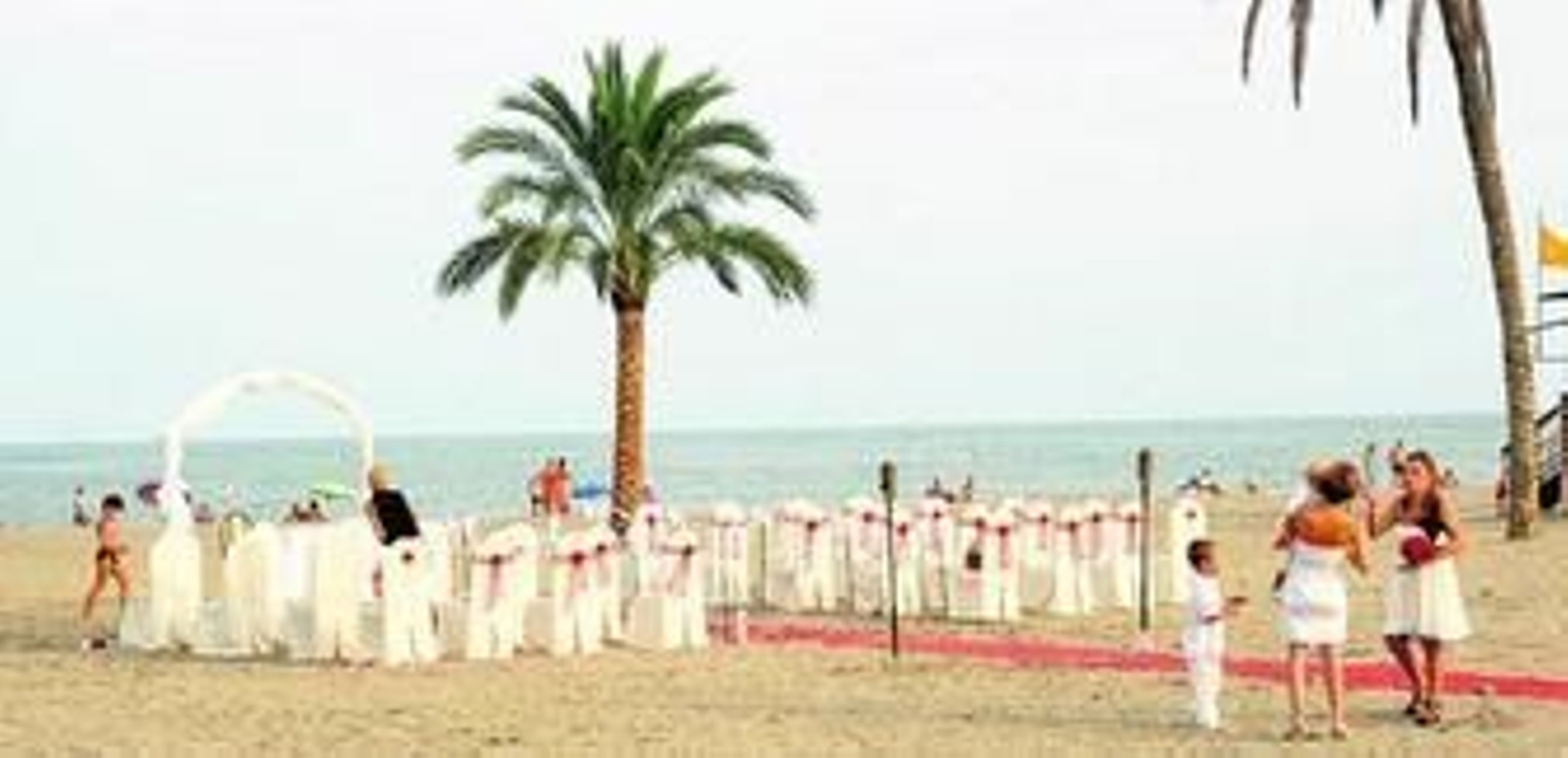 Primera boda celebrada en la playa de Los Cocones en Carboneras.