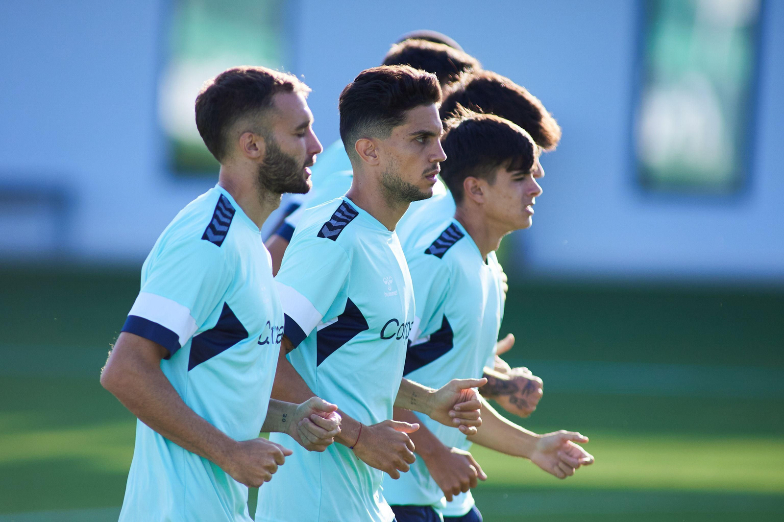 Marc Bartra realiza carrera continua en un entrenamiento.