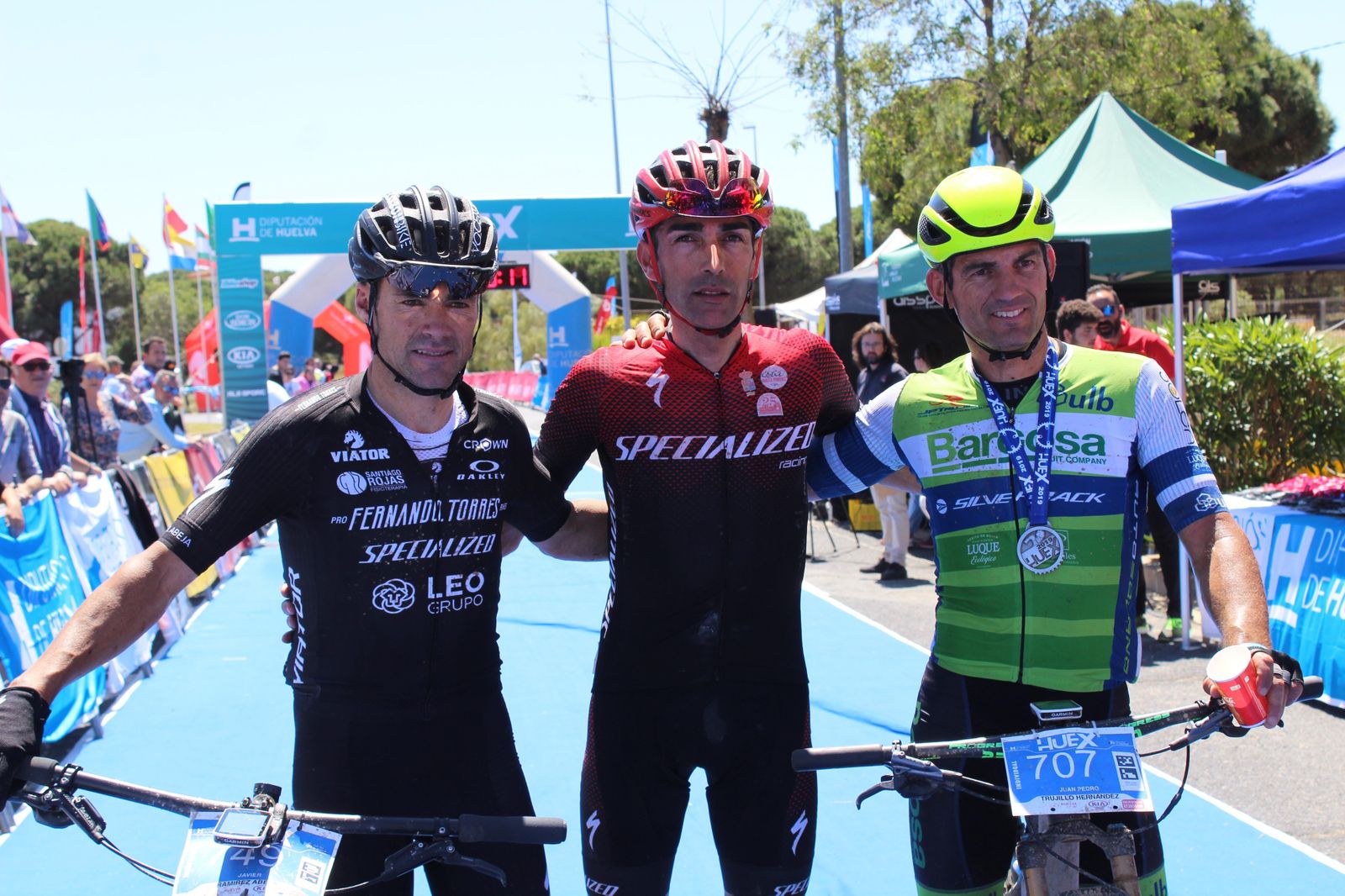 Podio masculino de la Huelva Extrema tras su llegada a la meta.
