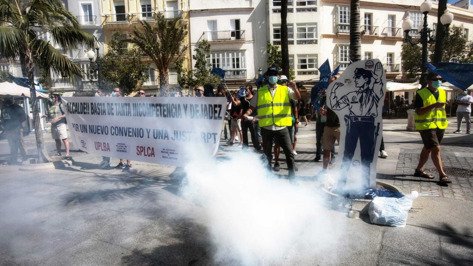 Imagen de los botes de humo en la protesta en la plaza del Ayuntamiento
