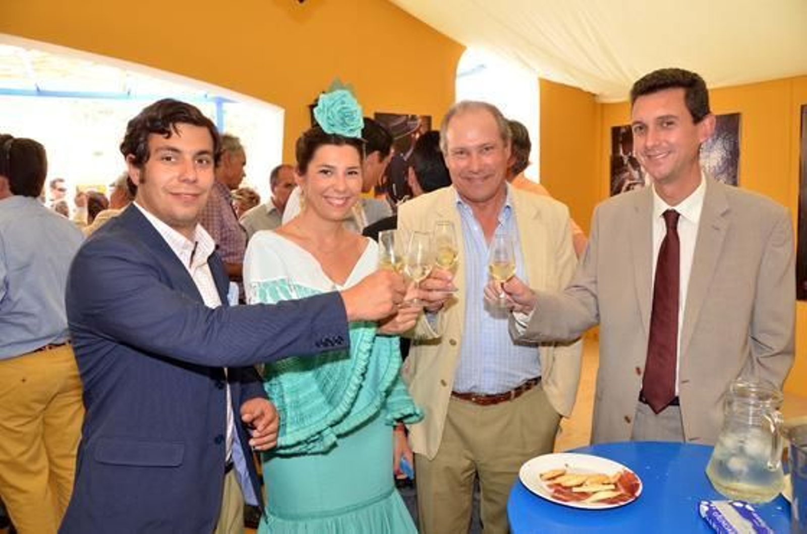 José Manuel Martín, Loreto Martín y José Manuel Martín, del Grupo Montesierra, brindan junto al gerente de Diario de Jerez, Miguel Berraquero.

Foto: Manuel Aranda
