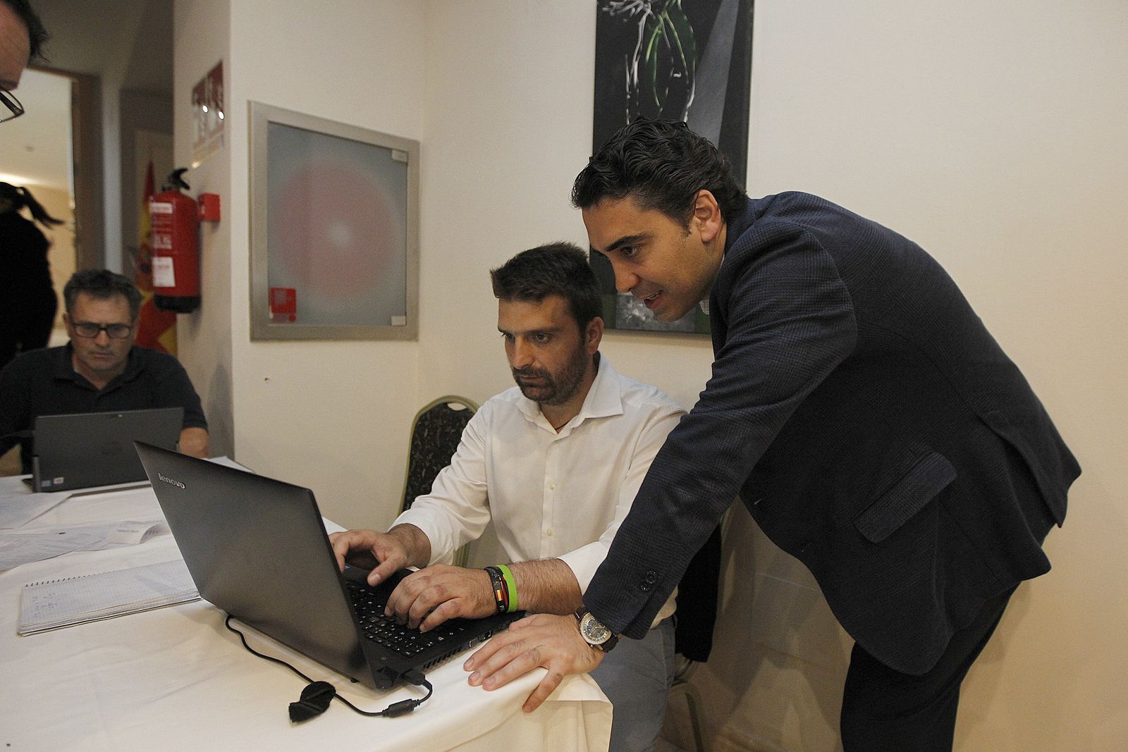 Fotogalería noche electoral municipal sede VOX.  Almería