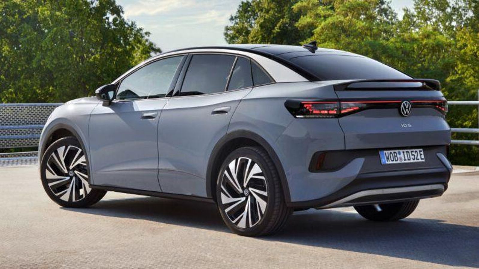 Como sus hermanos pequeños, el Volkswagen ID.5 tiene como plataforma la MEB del grupo, lo que le permite compartir motores y baterías. También tiene en su gama comercial los mismo niveles básicos Pure y Pure Más.