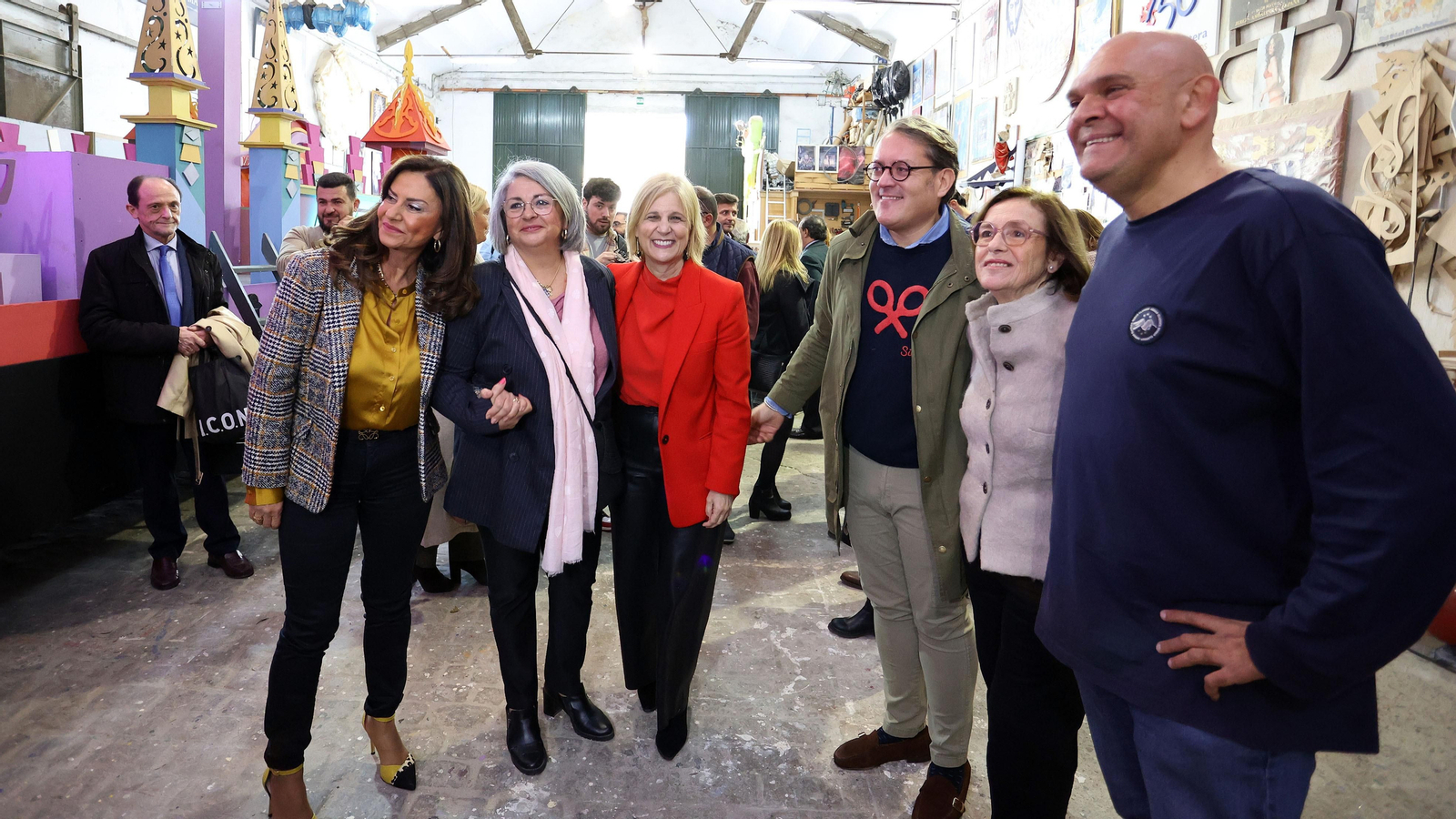 Los Reyes Magos visitan sus carrozas en el taller de Fiestas de Jerez